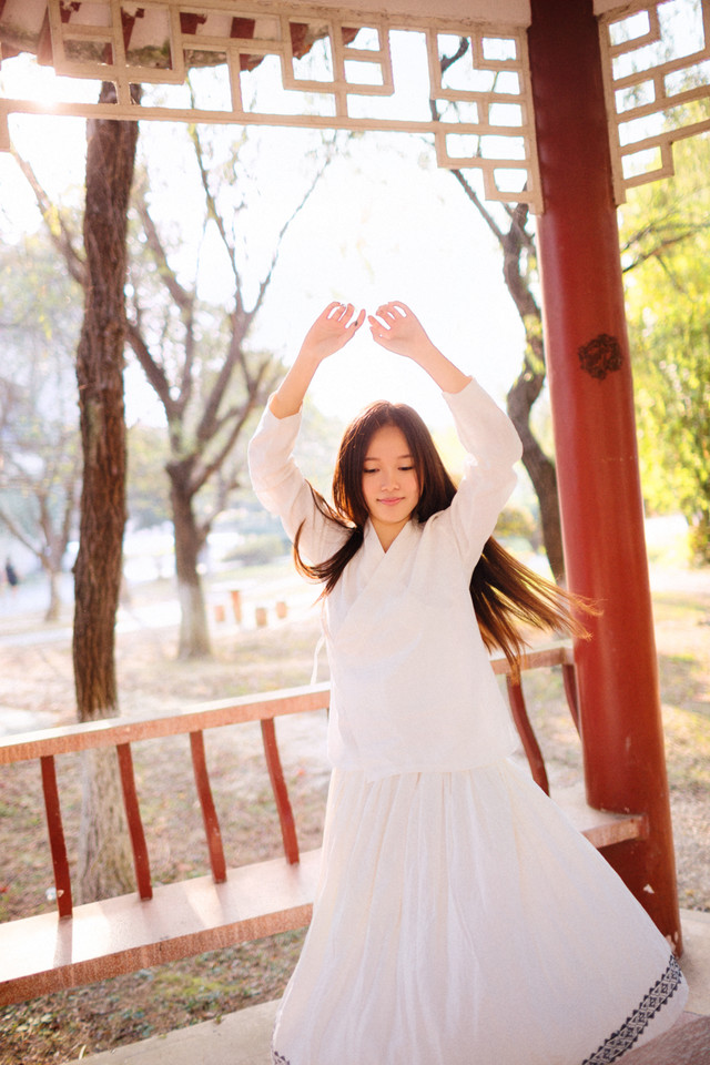 白衣美女犹如出镜图  第6张