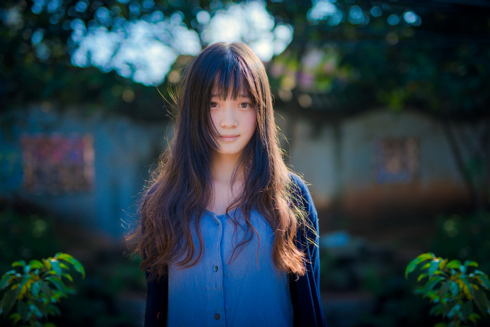 长发美女户外清纯甜美图  第7张