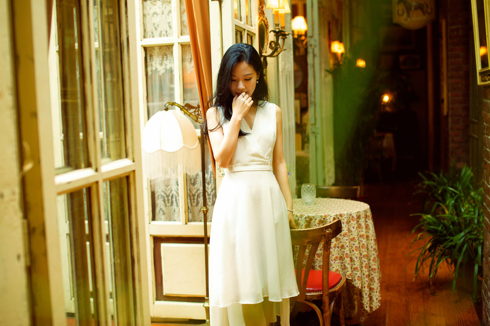 优雅美女夏日甜美笑容图  第12张