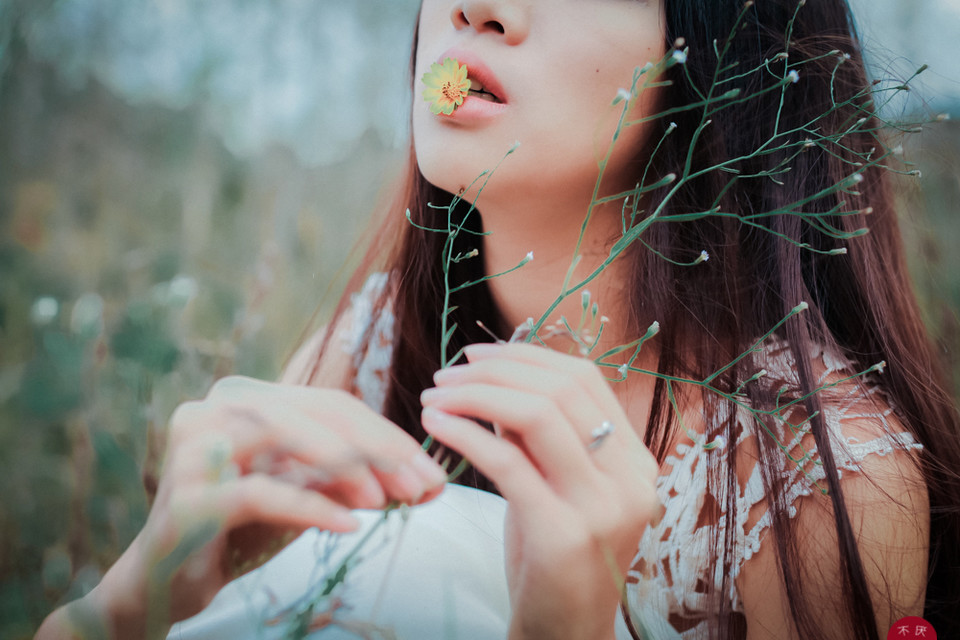 草地上白裙唯美少女图  第8张