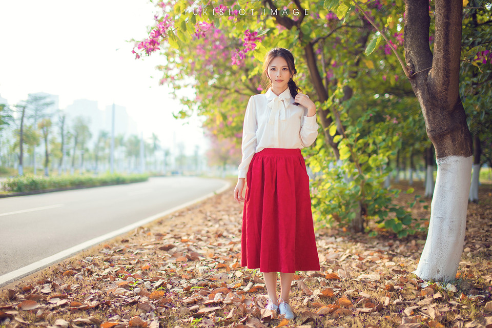 红裙美女的户外清纯图  第8张