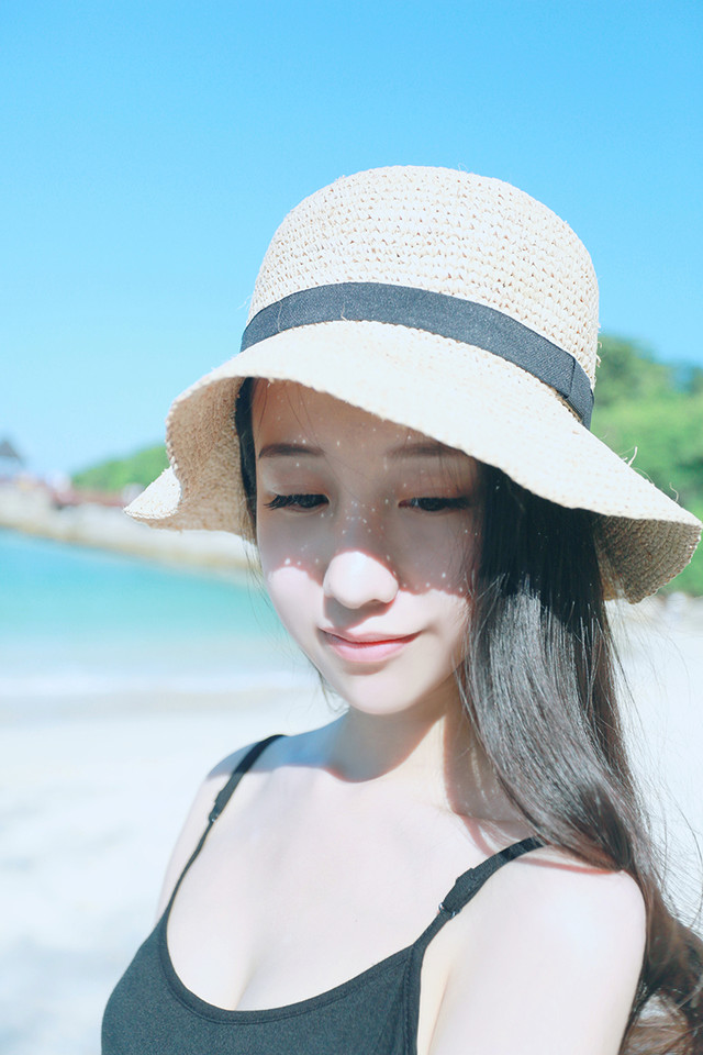 阳光下长发美女清纯照  第6张