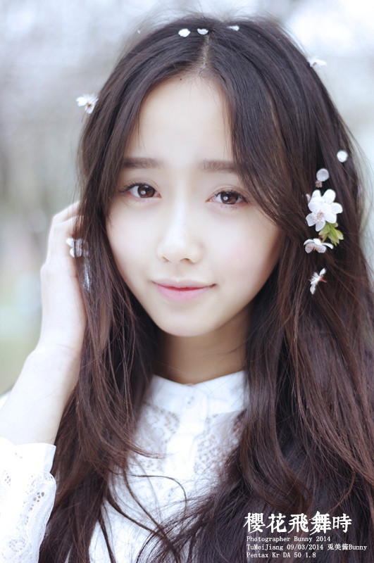 樱花飞舞下长发美女清纯图  第17张