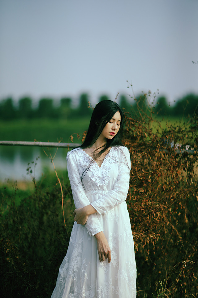 长裙女子户外思绪  第2张