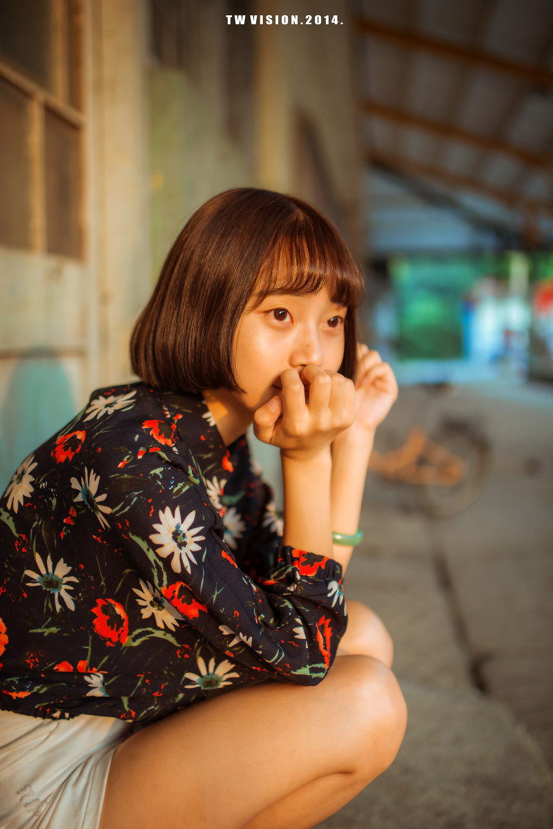 铁轨上的短发女子时尚图  第6张