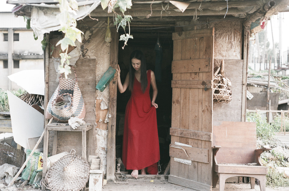 红裙女子白皙肌肤迷人写真  第8张