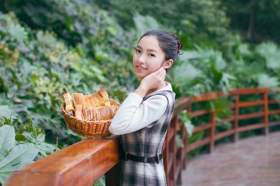 清纯美女户外甜美卖萌写真  第11张