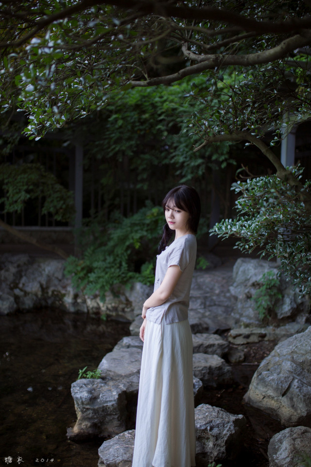 花园长裙飘飘美女  第3张