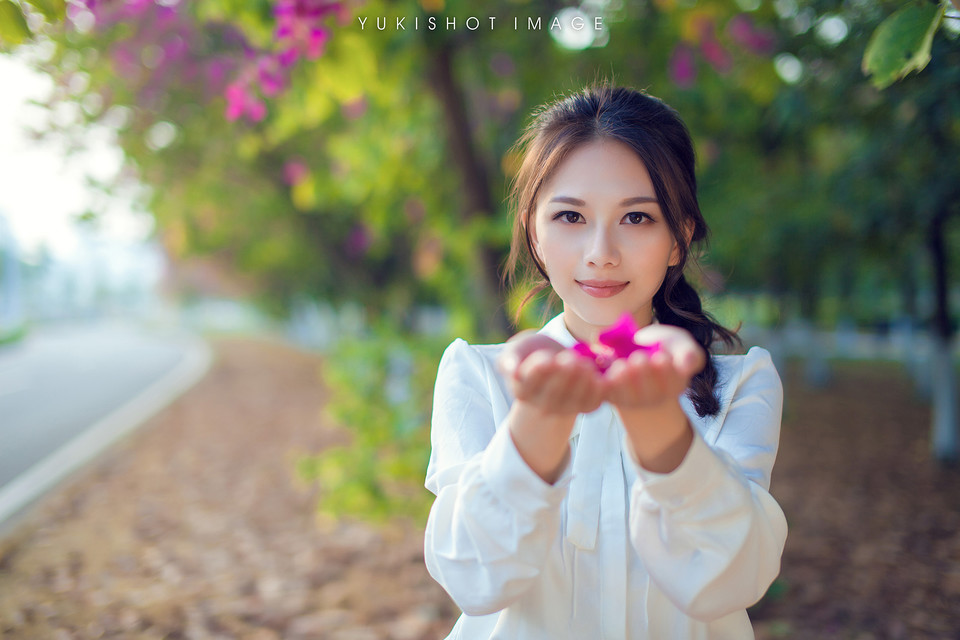 红裙美女的户外清纯图  第13张