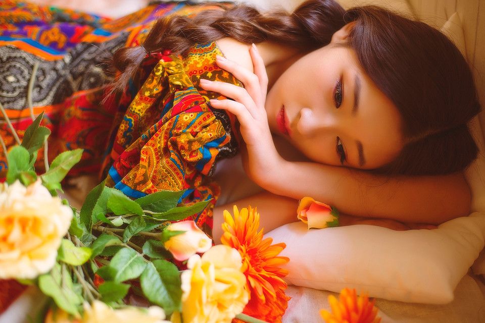 双马尾女子复古气质图  第1张