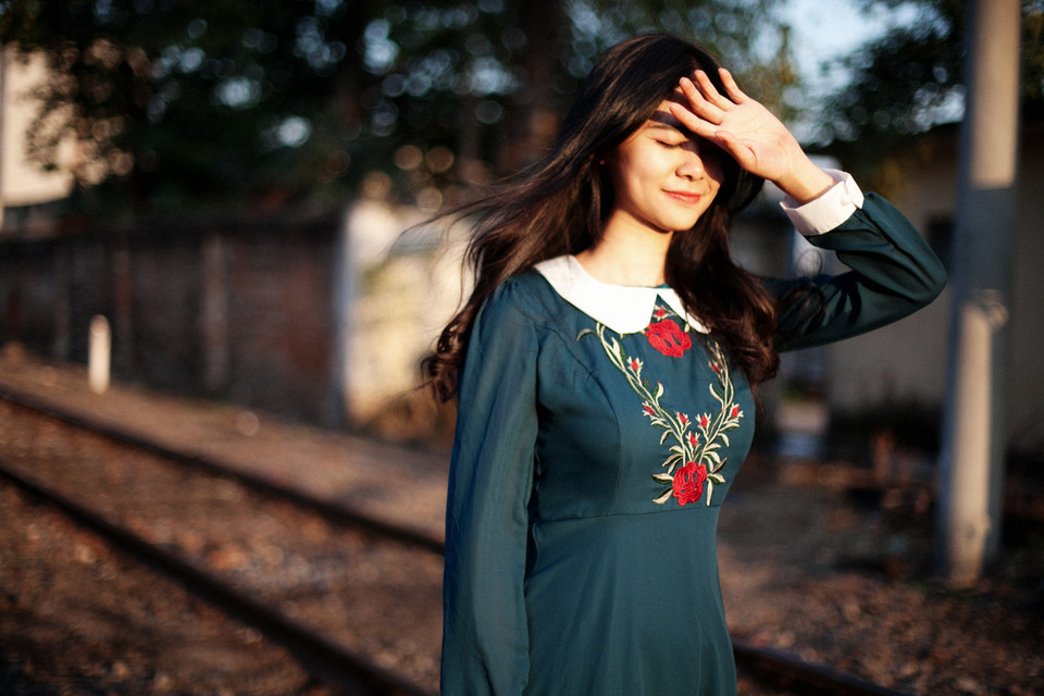 铁轨上长裙迷人唯美图  第9张