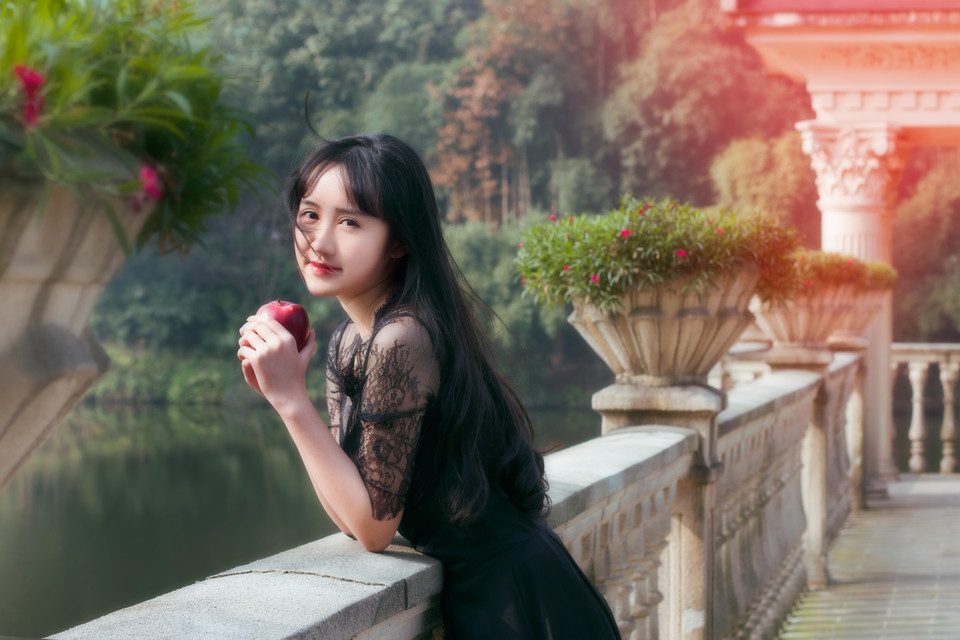 黑裙美女游园清纯写真  第10张