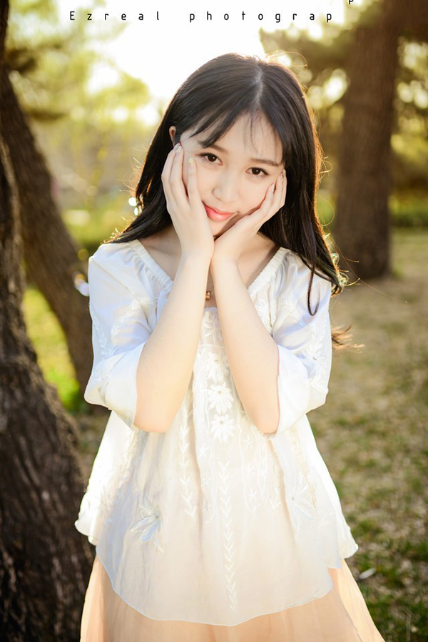 黄昏时的蕾丝裙少女户外唯美图  第6张