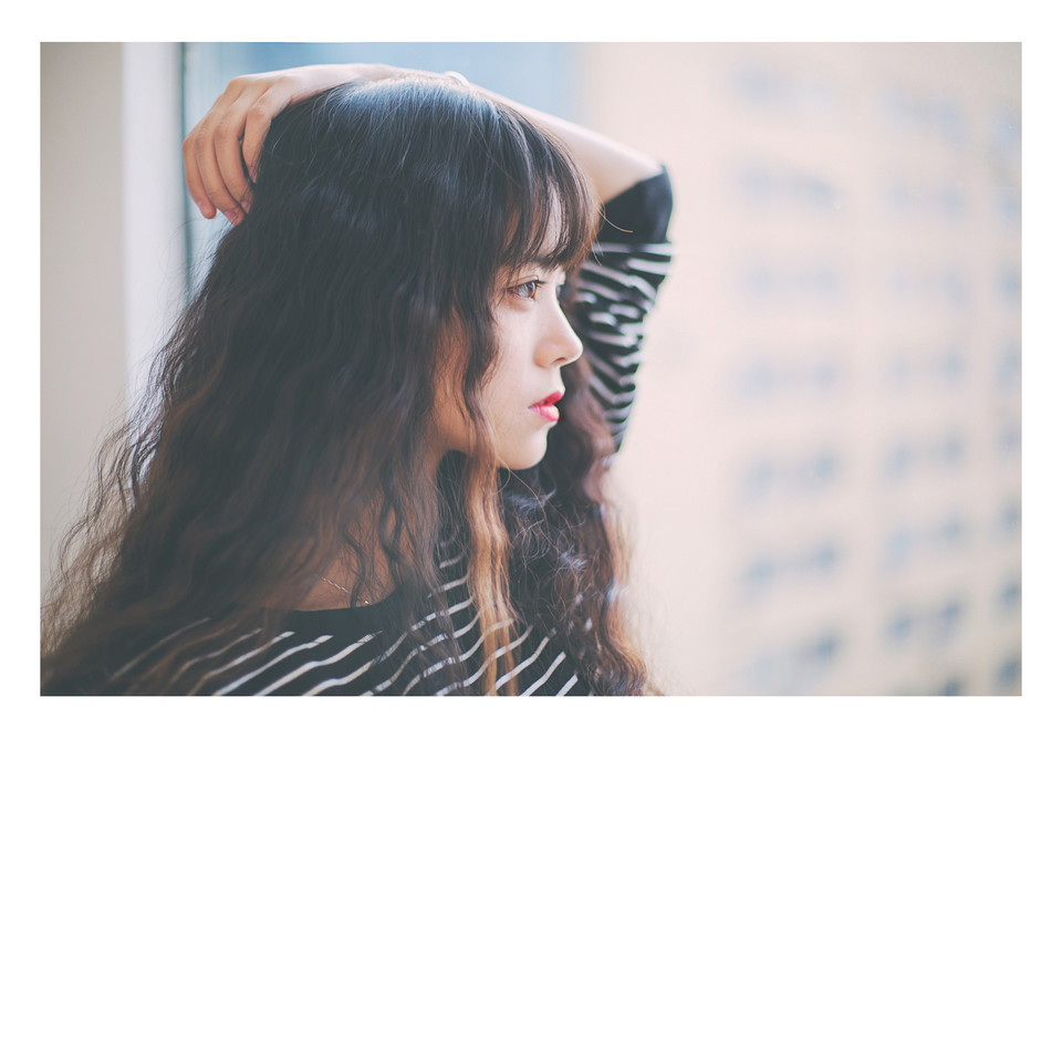 卷发女子私房清纯图  第3张