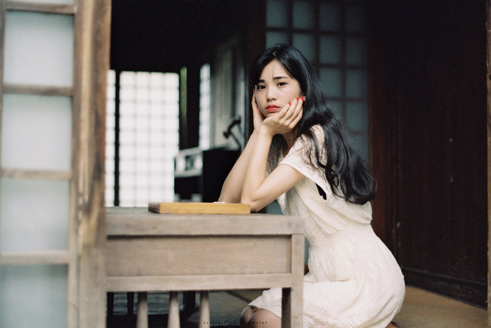 白裙蕾丝美女呆萌写真  第3张