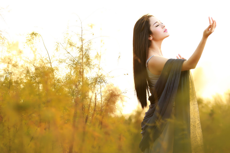 养眼美女户外夕阳落下  第8张