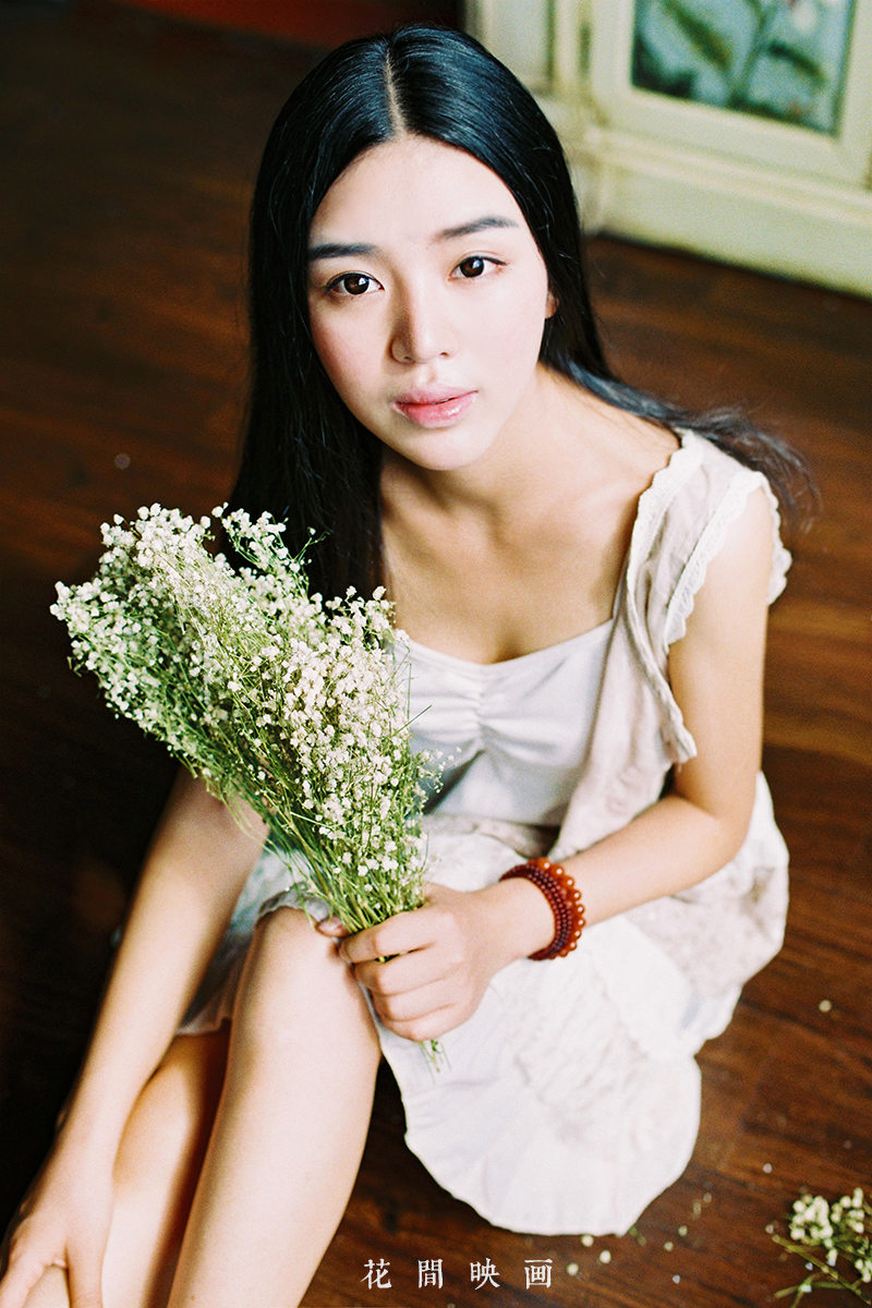 长发女神的休闲午后  第1张