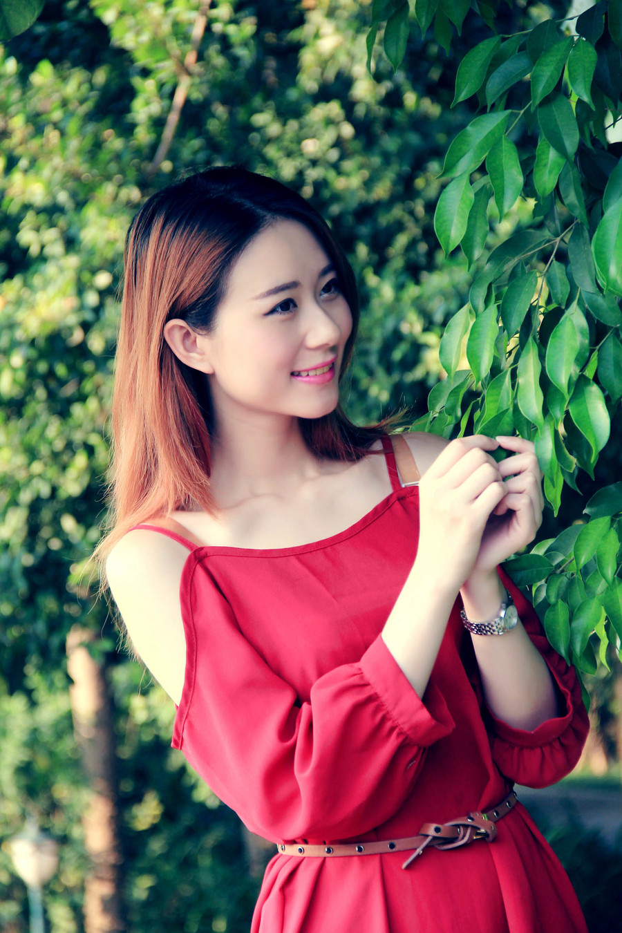 红裙女子花丛靓丽图  第2张