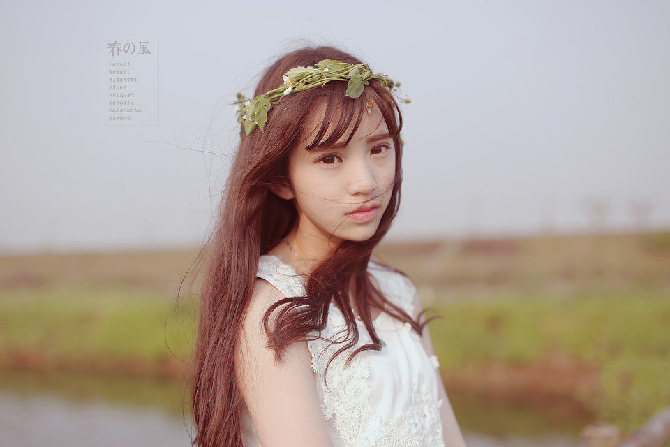 花环女子的清纯户外图  第1张