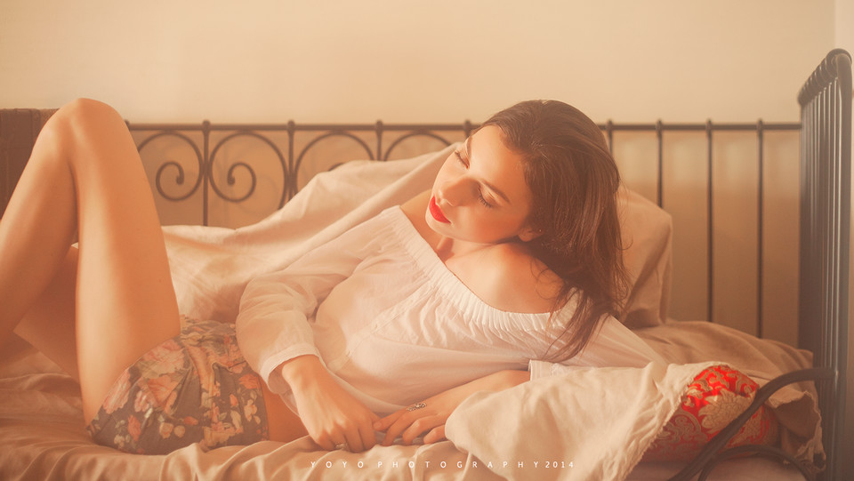 外国美女私房红唇图  第8张