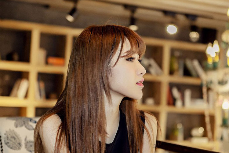 复古书店的清纯动人美女  第8张