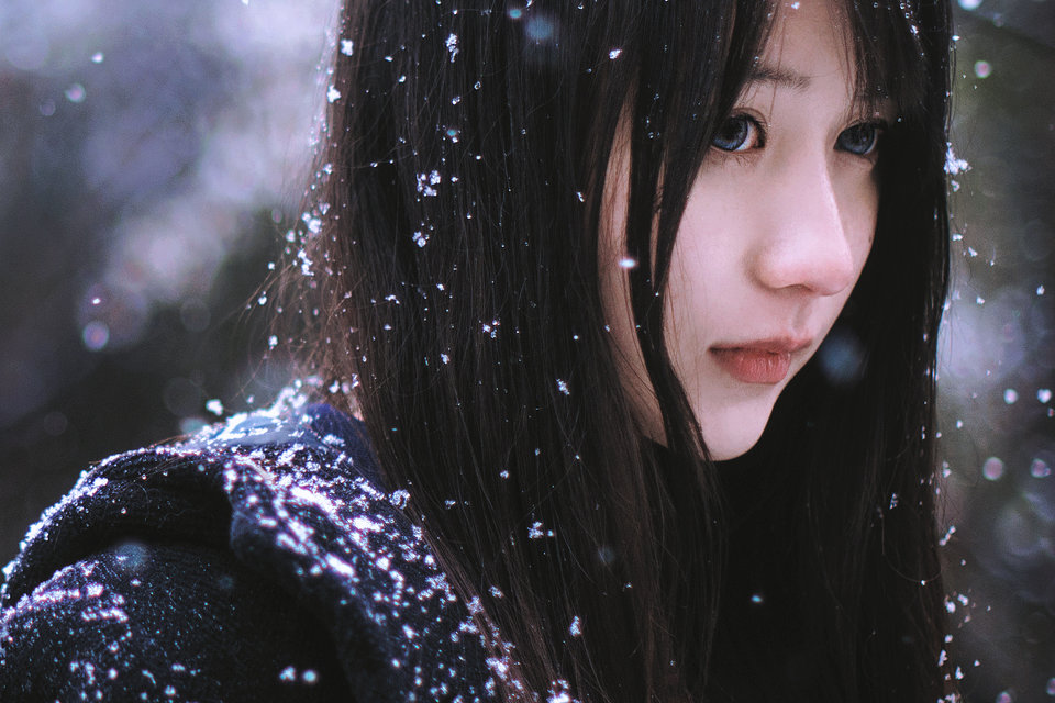 雪地上的清纯女子图片  第1张