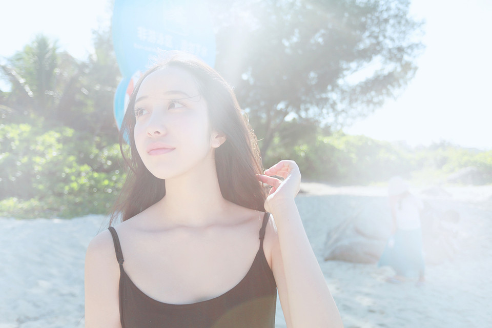 阳光下长发美女清纯照  第7张