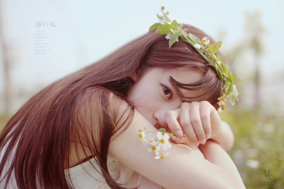 花环女子的清纯户外图  第8张