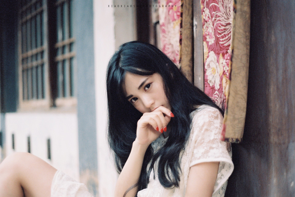 白裙蕾丝美女呆萌写真  第7张