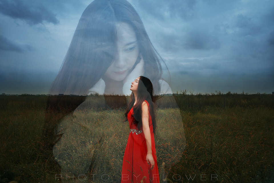 草地上红裙亮眼美女  第9张