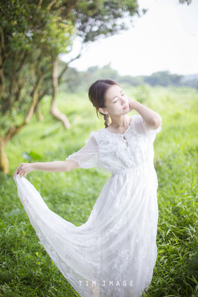 长裙女子纪念青春时光  第1张