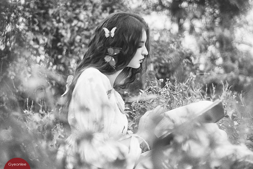 草丛长裙美女唯美图  第15张