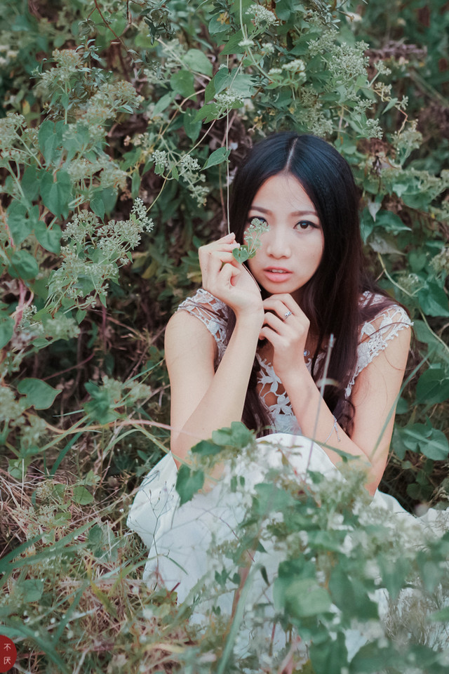 草地上白裙唯美少女图  第9张