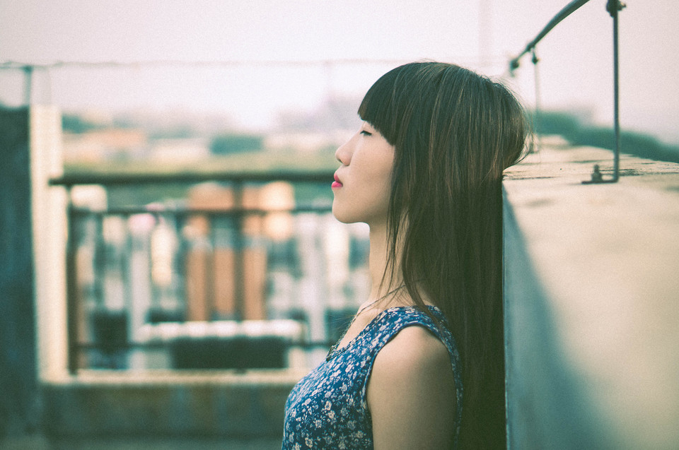 碎花长裙美女在天台清纯照  第1张