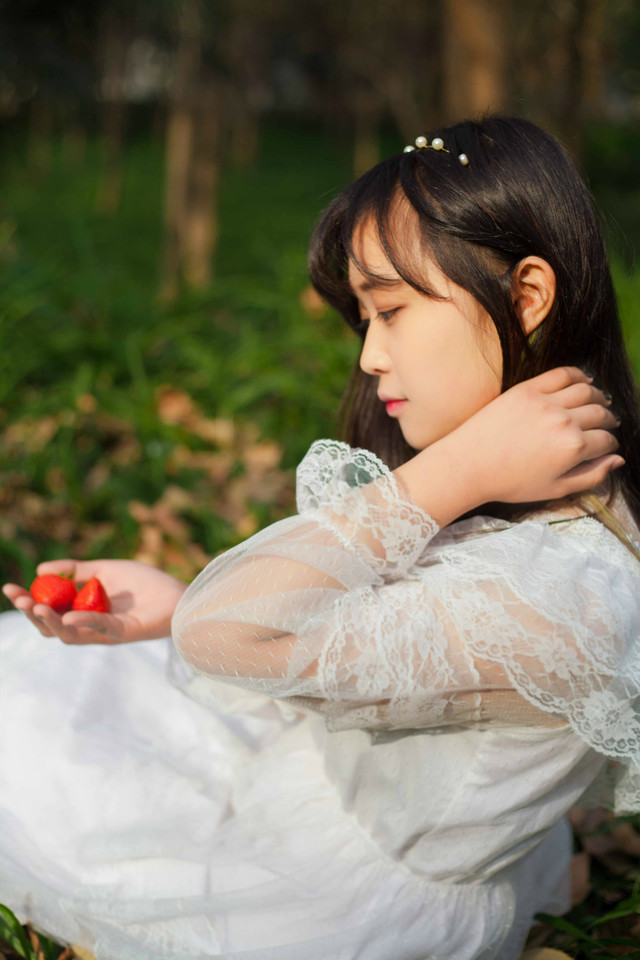 草莓姑娘森林清纯图  第4张