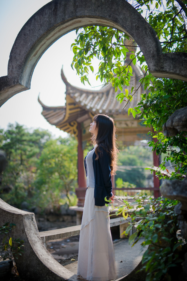 长发美女户外清纯甜美图  第6张