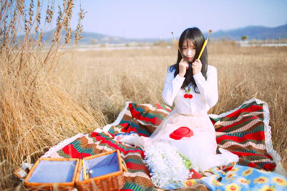 白裙姑娘户外卖萌写真  第4张