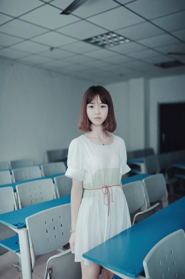 教室内的唯美治愈系女子写真  第1张