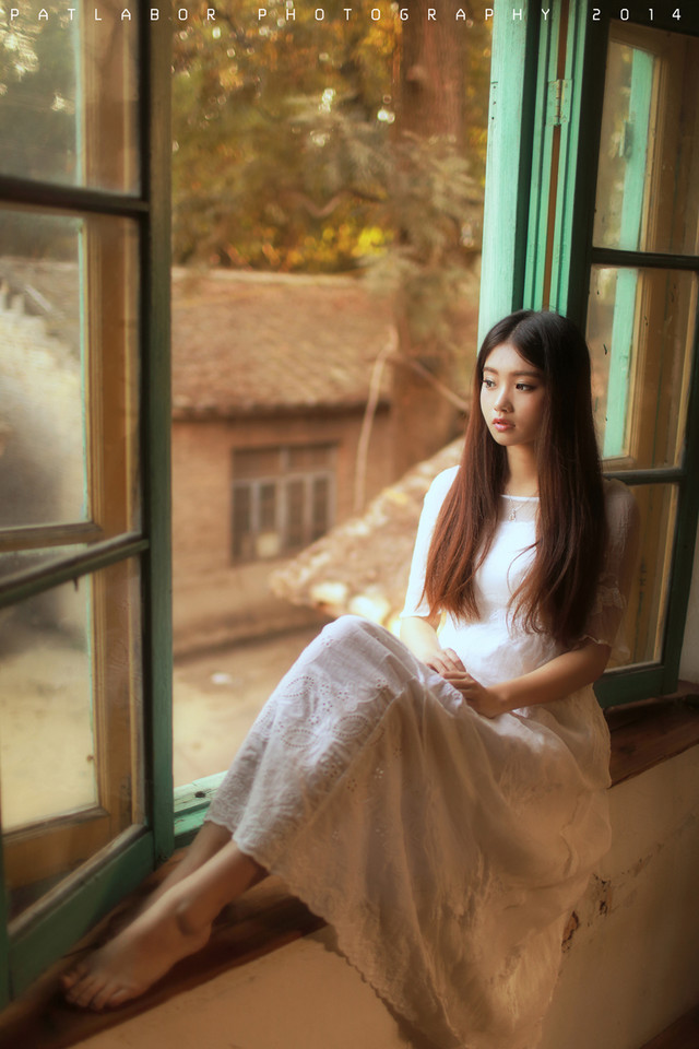 清纯白裙美女在等待  第1张