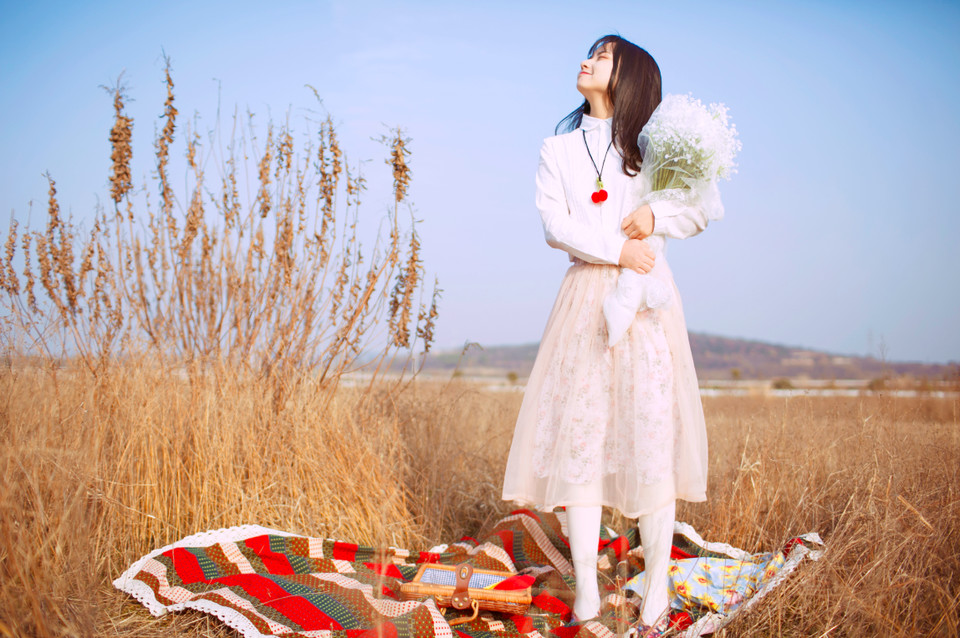白裙姑娘户外卖萌写真  第7张