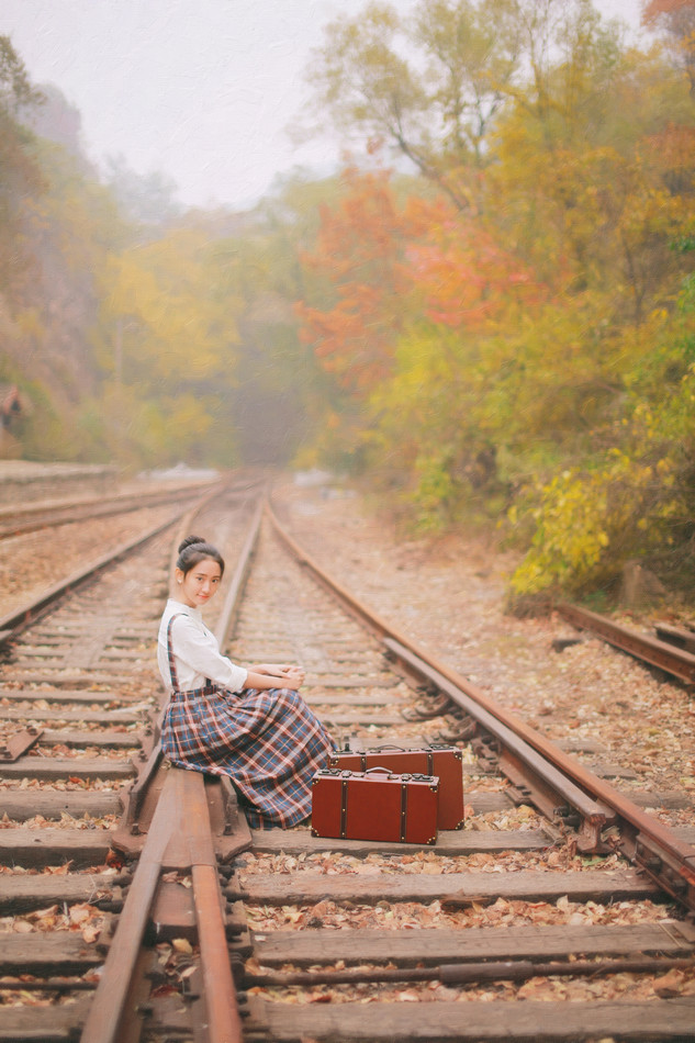 秋日的清纯女子铁轨图  第22张