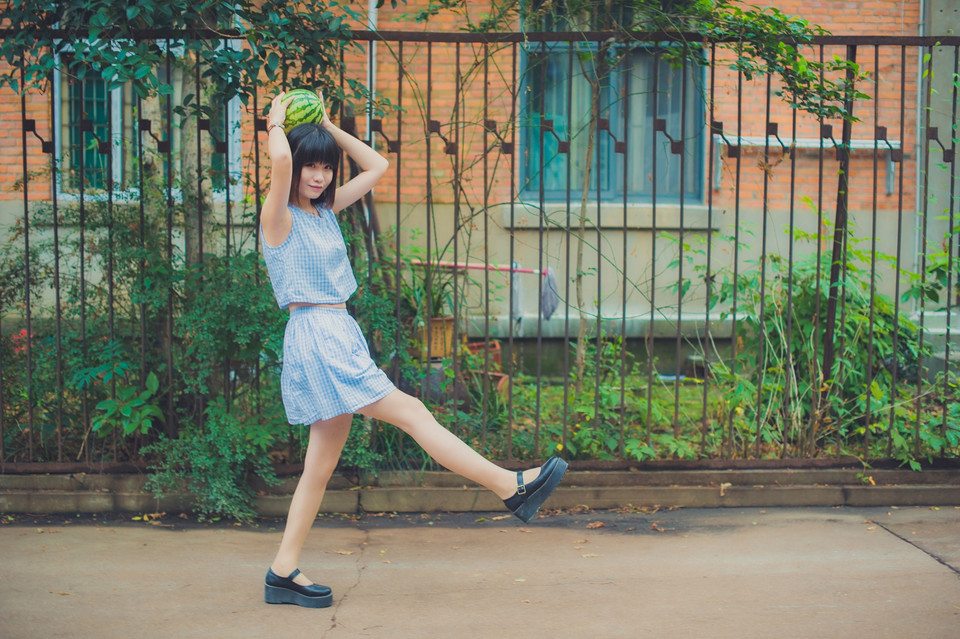 西瓜美女清纯卖萌户外图  第9张