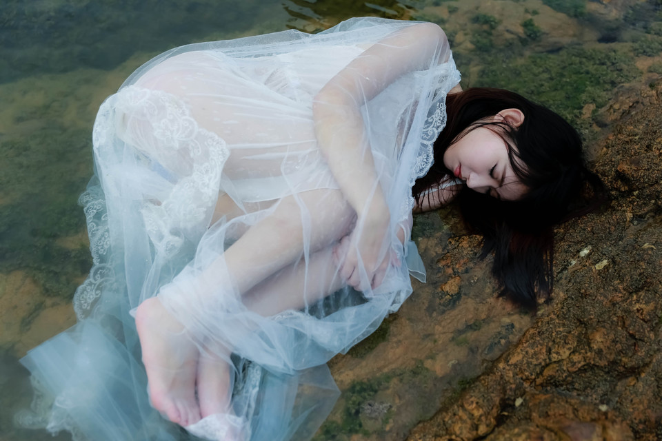 白裙美女搁浅在水中  第6张