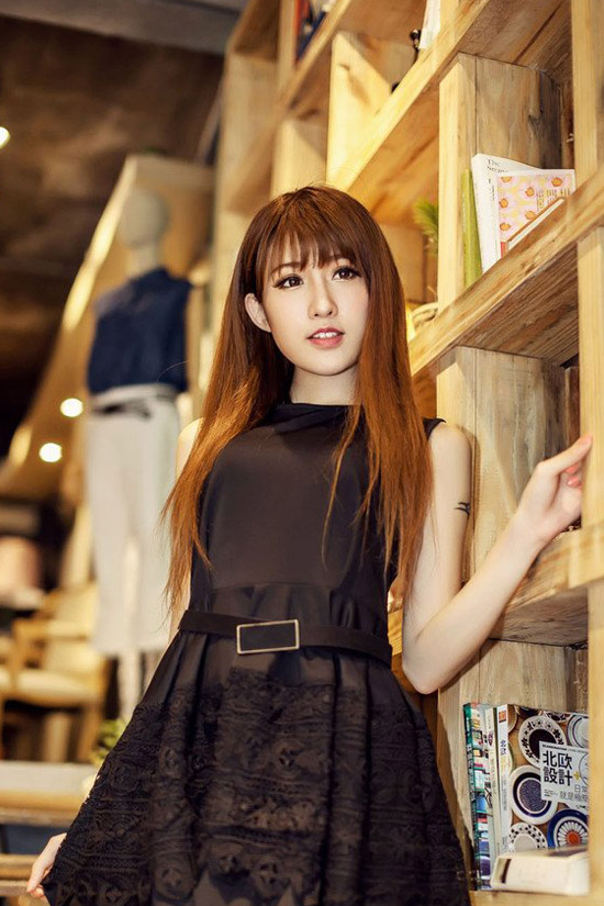 复古书店的清纯动人美女  第6张