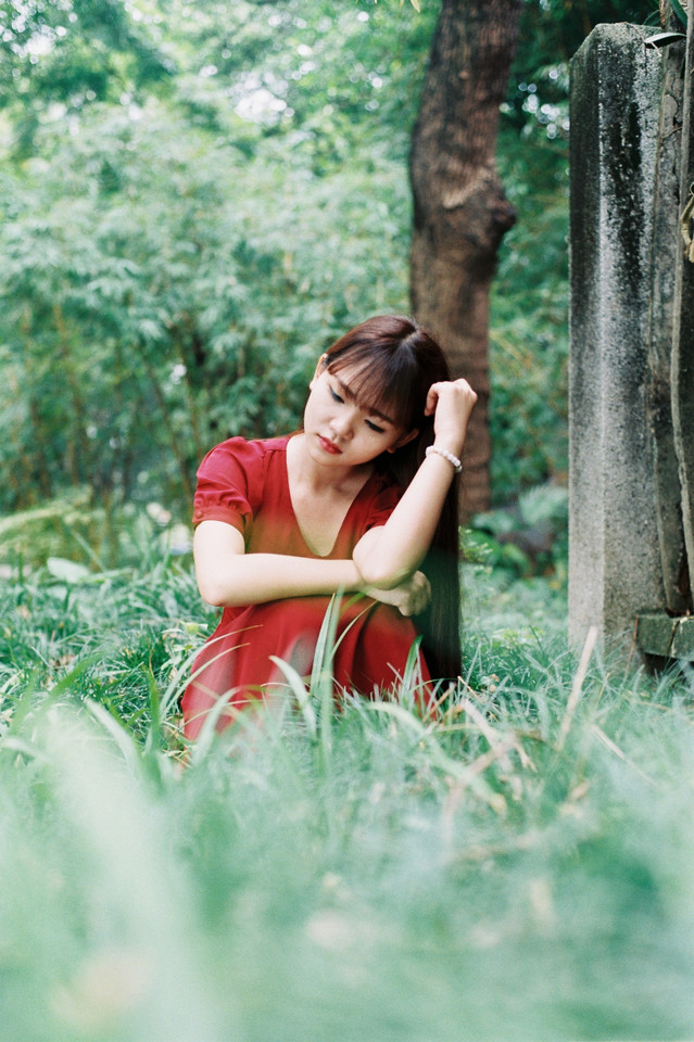 红裙女子户外清纯写真  第6张