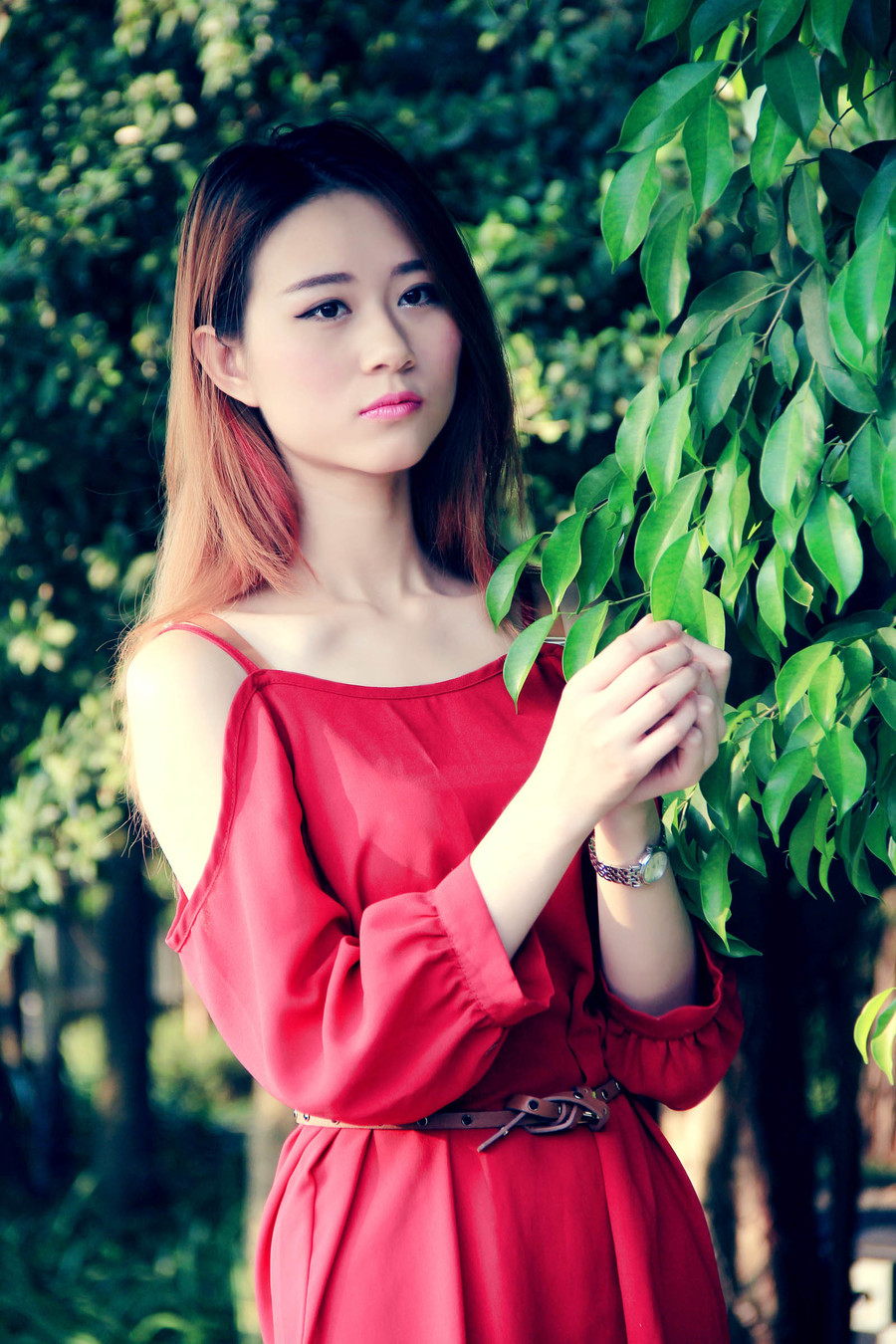 红裙女子花丛靓丽图  第1张