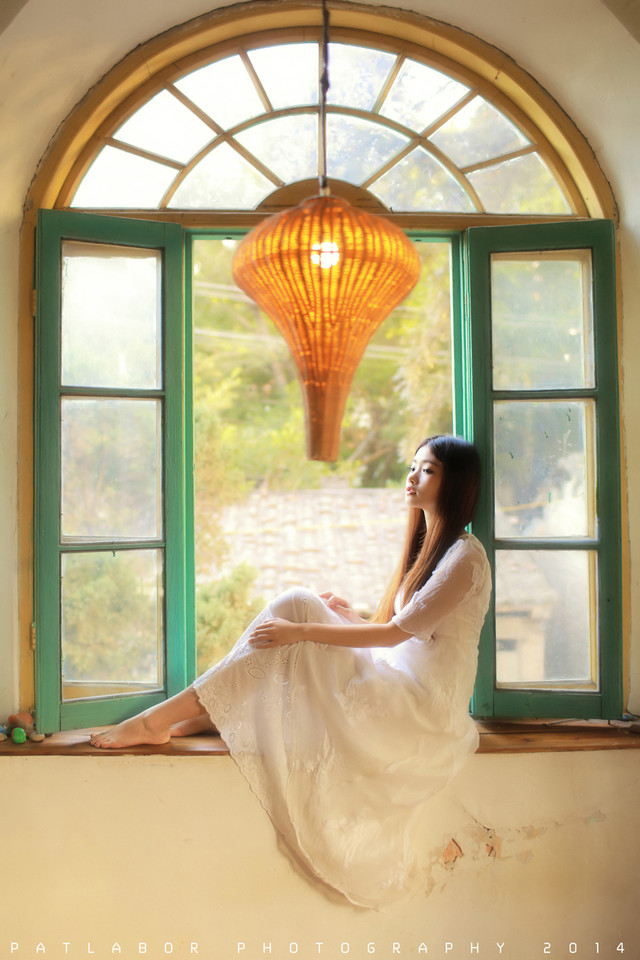 清纯白裙美女在等待  第6张