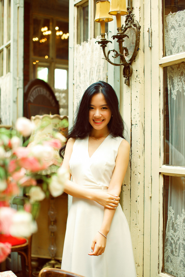 优雅美女夏日甜美笑容图  第2张