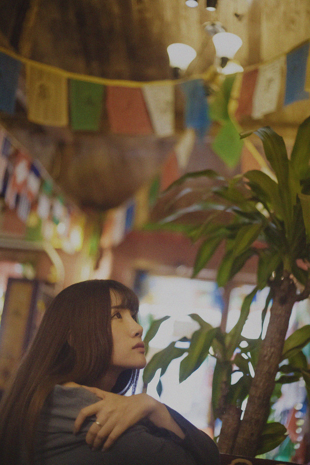 忧伤美女私房迷人长裙  第1张