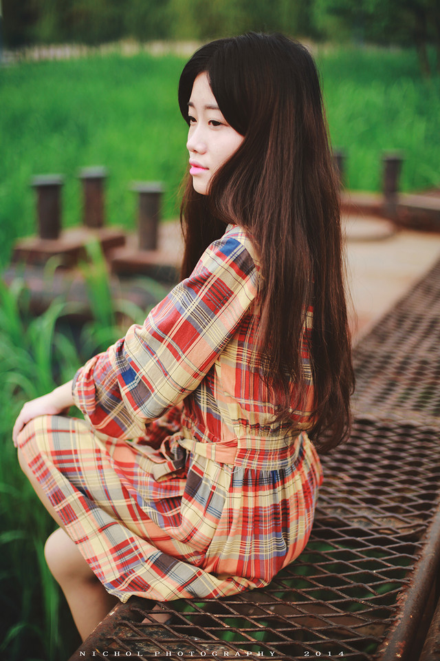 格子裙女子的户外绿野一片  第9张